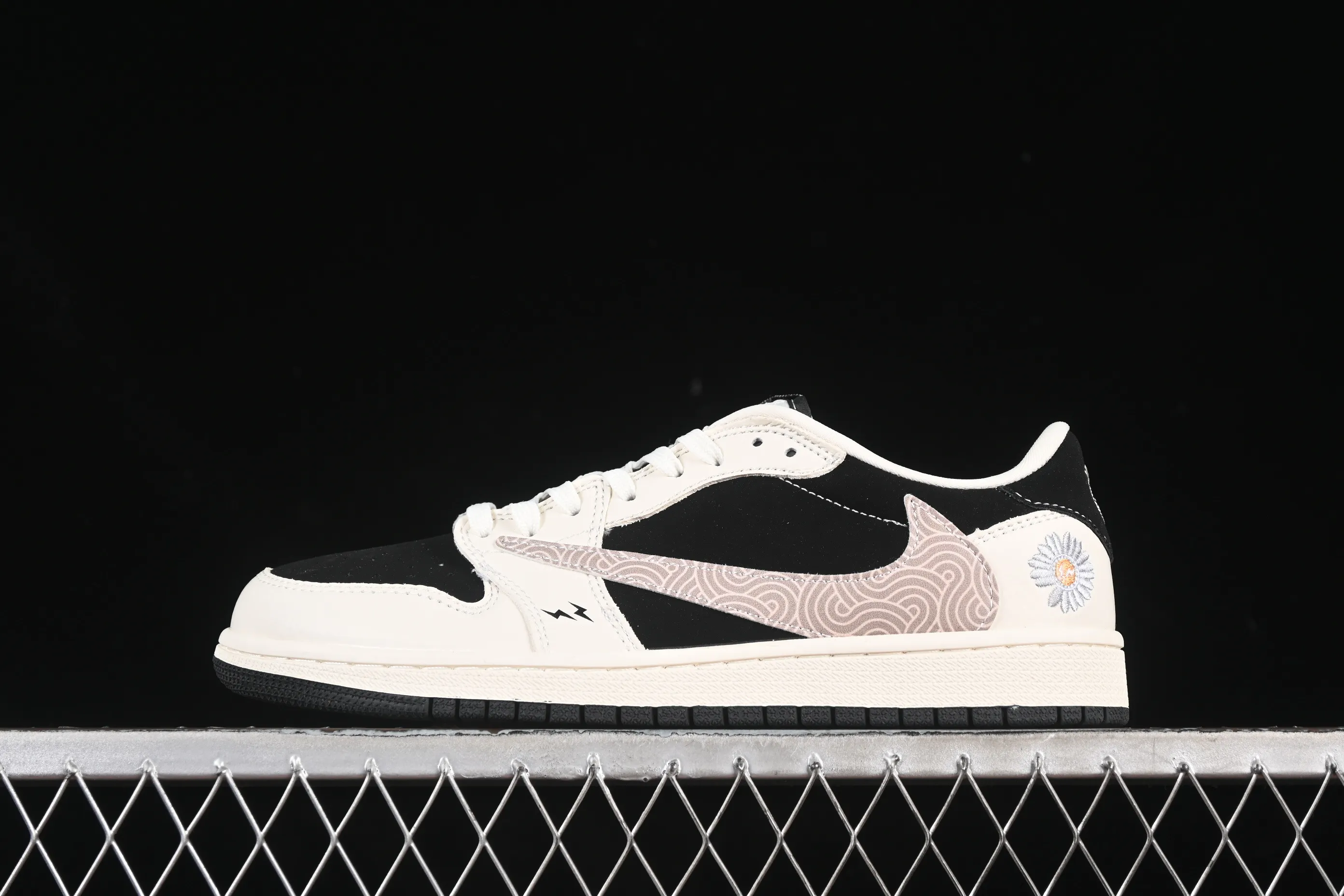 All categories Air Jordan Jordan series basketball shoes Air Jordan 1 Low High-end customized low-top sneakers Travis Scott x Fragment Design x Air Jordan 1 Low OG SP AJ1 Joe 1 G-Dragon co-branded black and white chrysanthemum low-top cultural casual sneakers XS2024-047